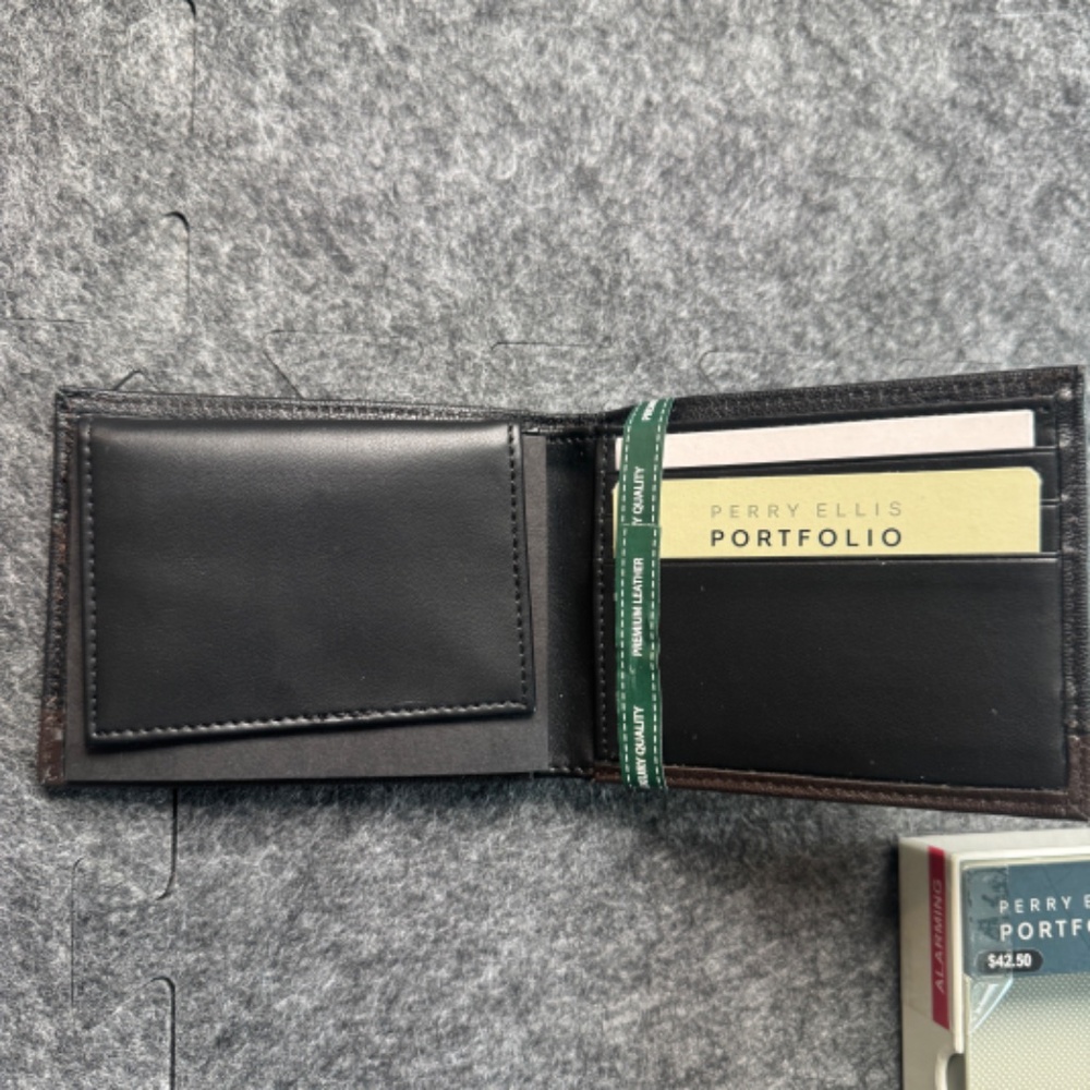 Perry Ellis Portfolio Bifold Passcase Leather Men's Wallet Removable ID Holder - Picture 4 of 11